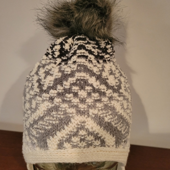 J Jill Grey and White Knit Hat O/S NWOT  Faux Fur Large Pom Pom - Picture 5 of 9